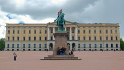 Here we are in front of the Royal Palace and the Statue of King Karl III John of Norway